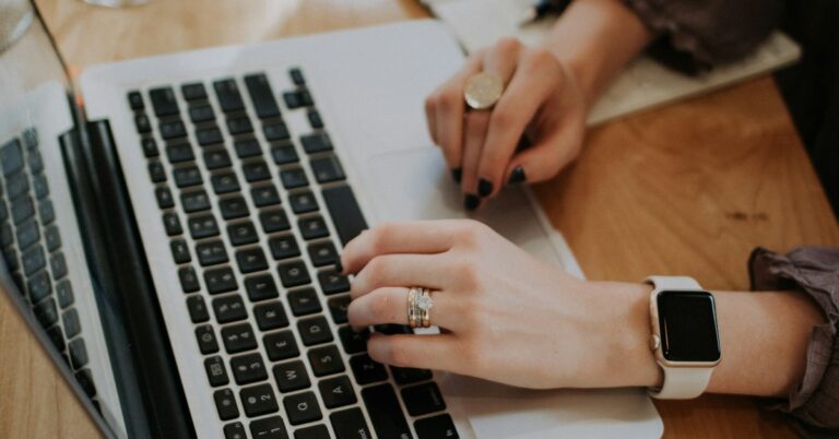 صورة واقعية: Cursor ضد Copilot: أفضل مساعد برمجة 2026 (مقارنة عملية + الأسعار)