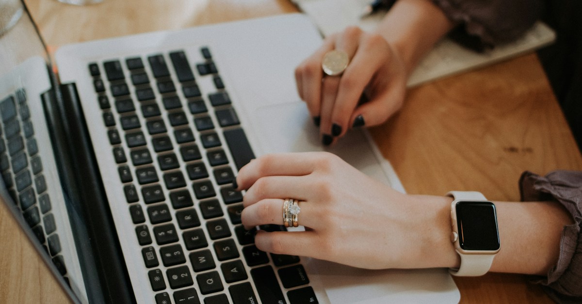 صورة واقعية: Cursor ضد Copilot: أفضل مساعد برمجة 2026 (مقارنة عملية + الأسعار)