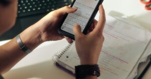 صورة واقعية: حل مشكلة الطابعة لا تطبع في ويندوز 11 و 10 2026 (حل مشكلة Offline)