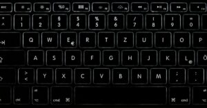 صورة واقعية: Gemini ضد ChatGPT: أيهما تشتري في 2026؟ (مقارنة عملية + الأسعار)