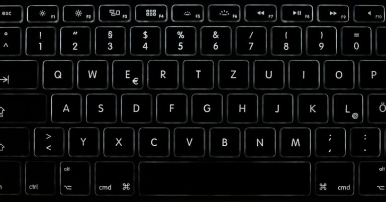 صورة واقعية: Gemini ضد ChatGPT: أيهما تشتري في 2026؟ (مقارنة عملية + الأسعار)