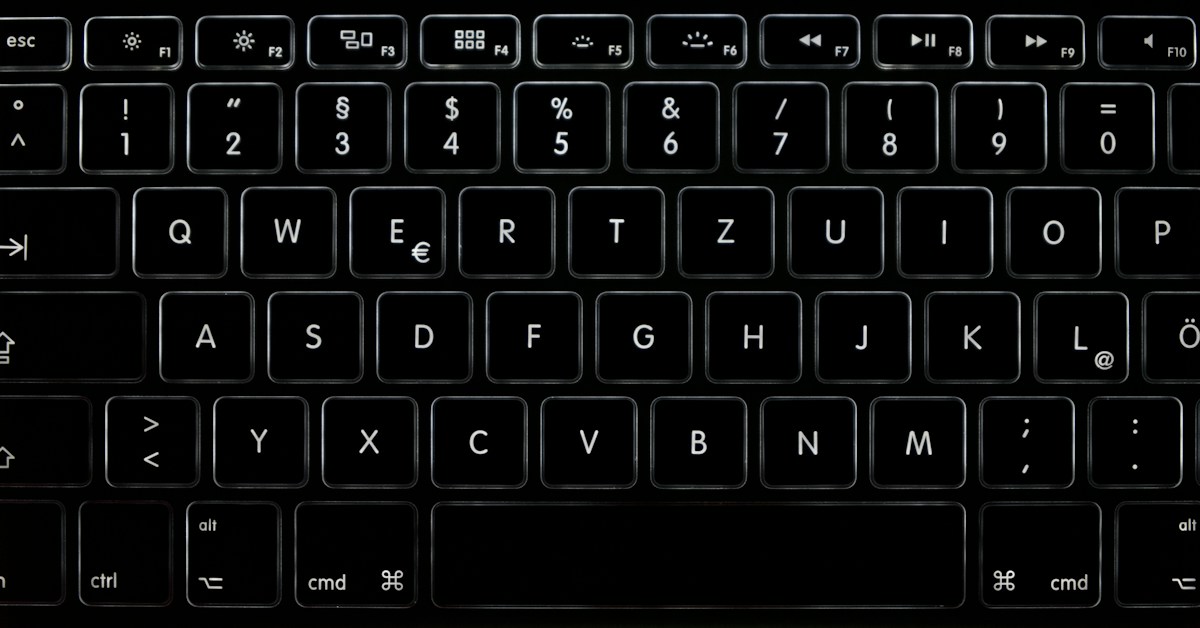 صورة واقعية: Gemini ضد ChatGPT: أيهما تشتري في 2026؟ (مقارنة عملية + الأسعار)